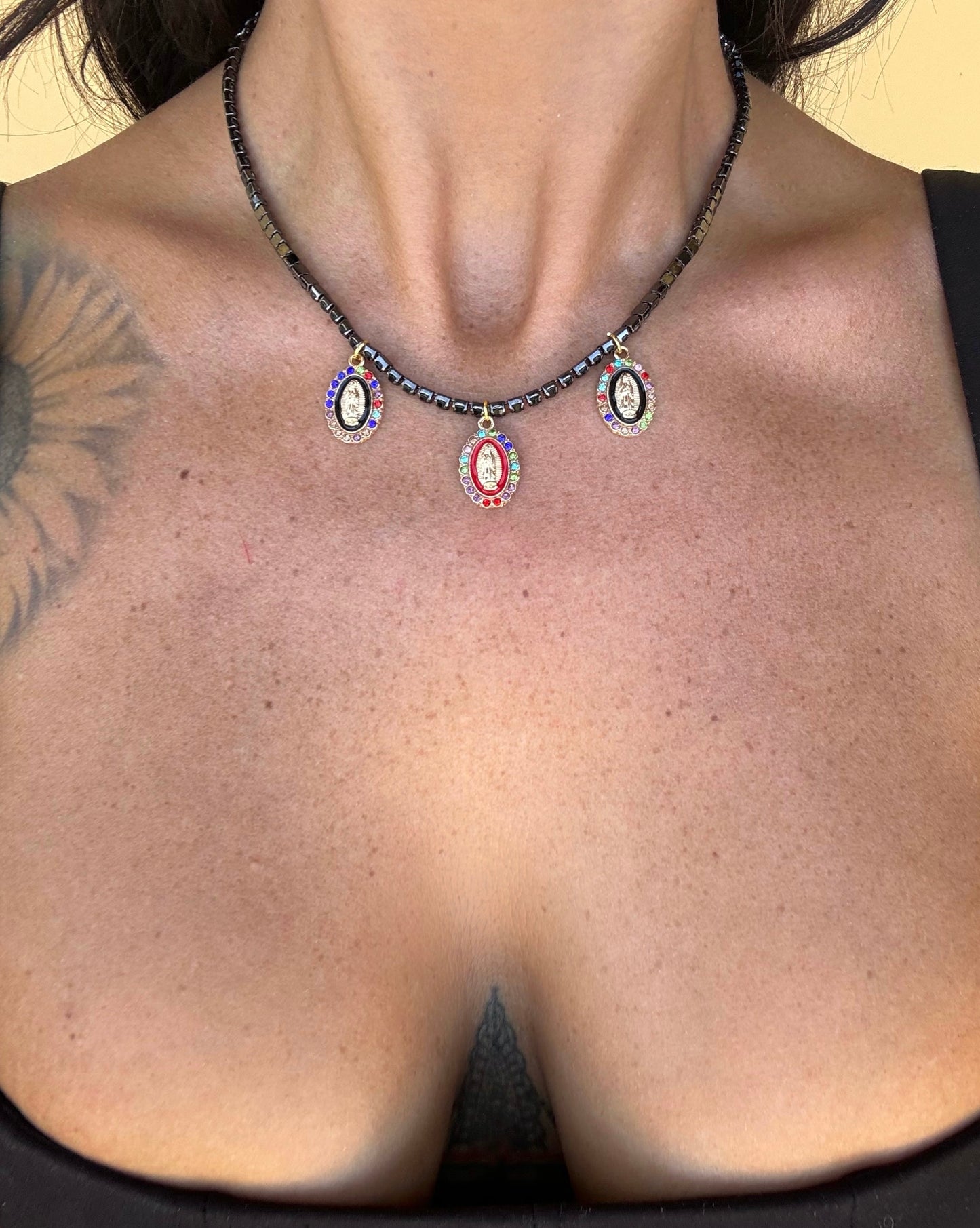 Collarino nero e madonnine regolabile