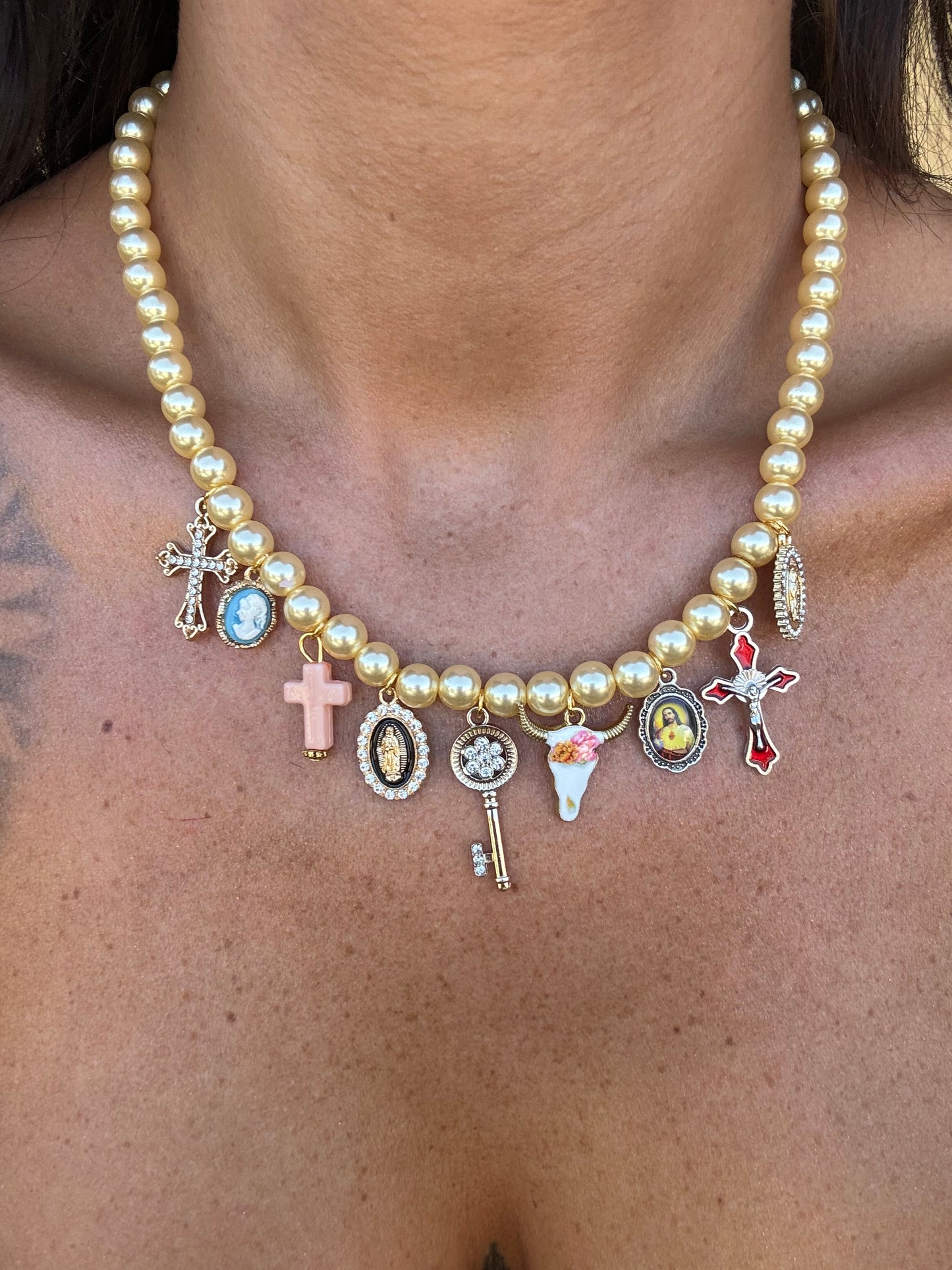 Collana perle gialle e charms π